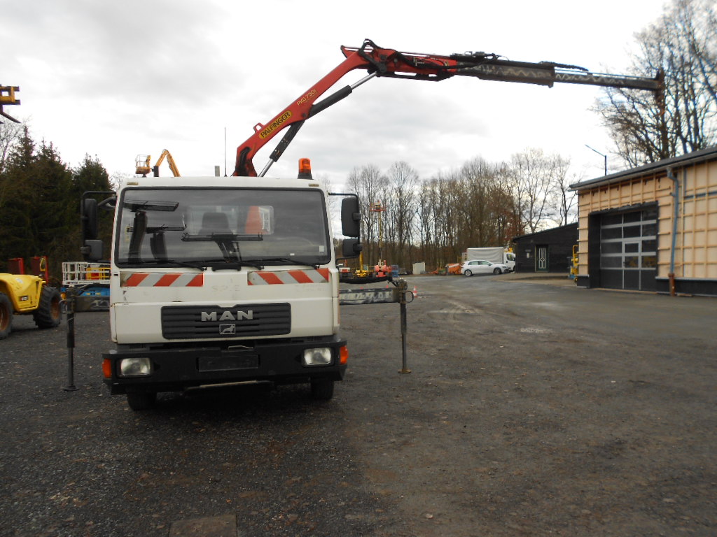 Dreiseitenkippen MAN LE8.150 mit Kran Palfingen PFG7001