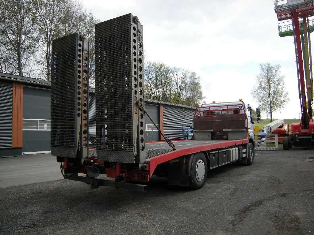 Mercedes Benz Acor 1833 mit Rampen und Winde